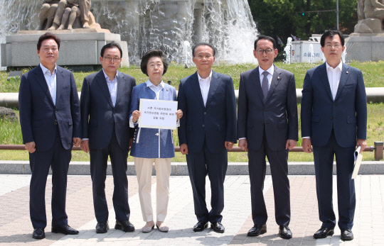 한국당 의원들이 3일 청와대 분수대 앞에서 기자회견을 열고 서훈 국가정보원장과 양정철 민주연구원장의 비공개 회동과 관련해 감찰을 요구하고 있다. 왼쪽부터 박완수, 이채익, 이은재, 윤재옥, 김도읍, 이만희 의원. 연합뉴스